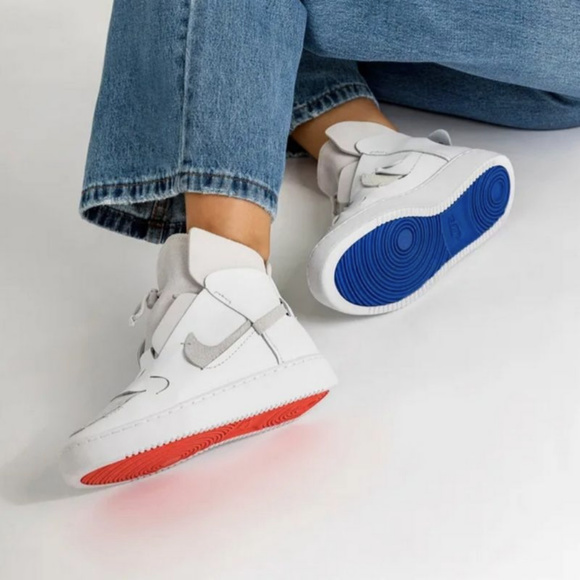 white nike shoes with blue bottom